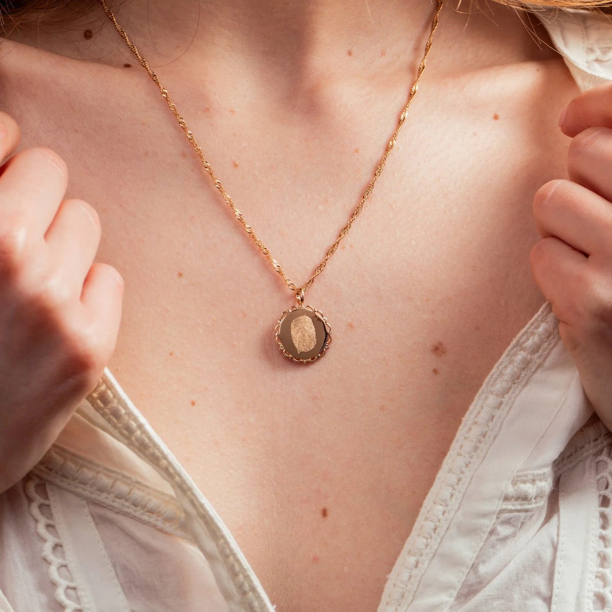 Le Collier Dentelé - 1 Empreinte Digitale