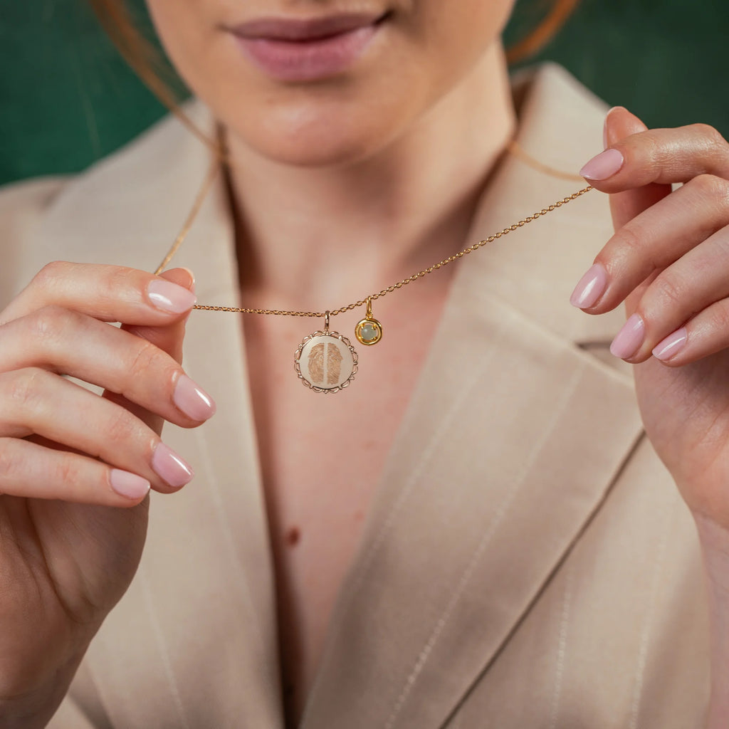 Le Collier Dentelé - 2 Empreintes Digitales