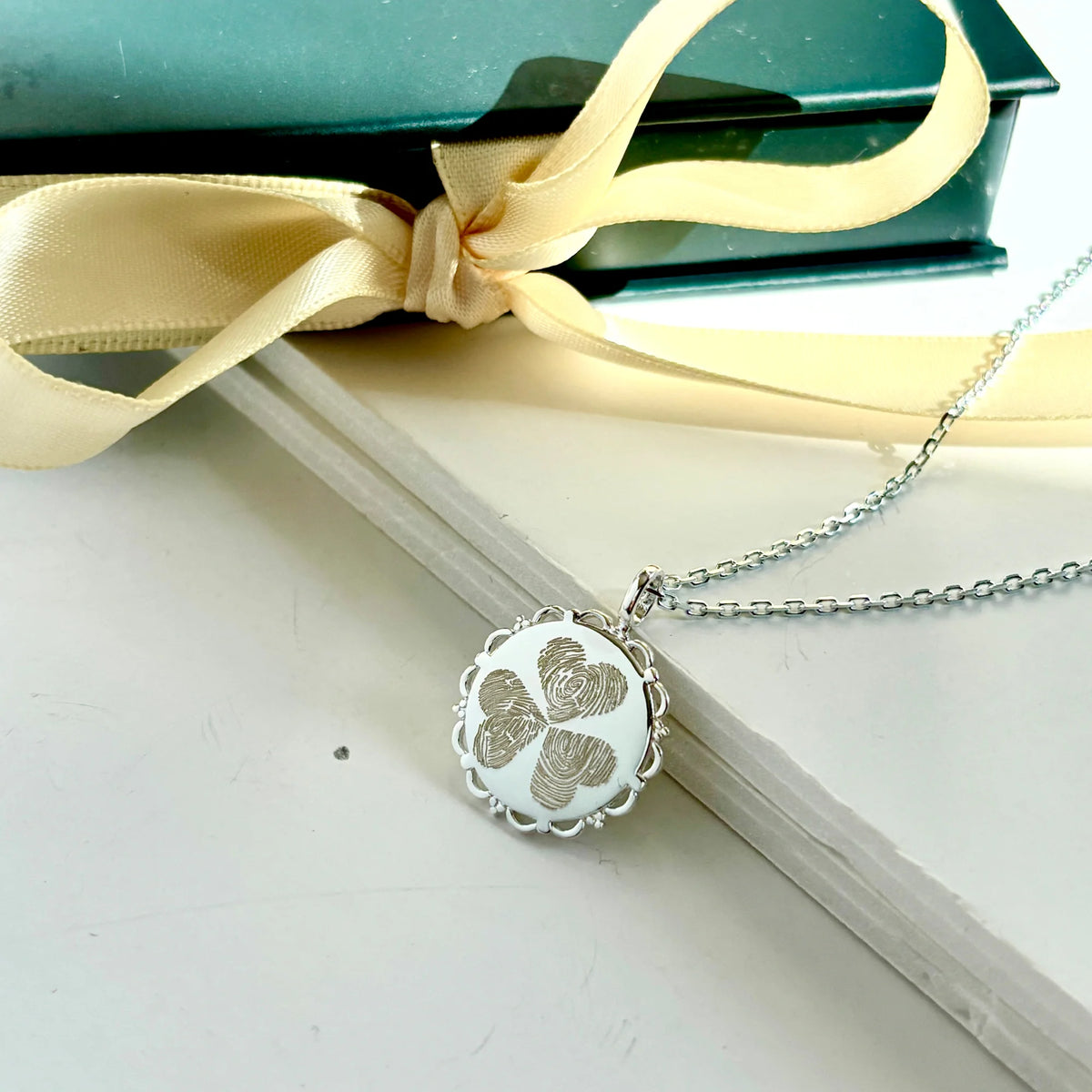 Le Collier Dentelé - 3 Empreintes Digitales Coeur