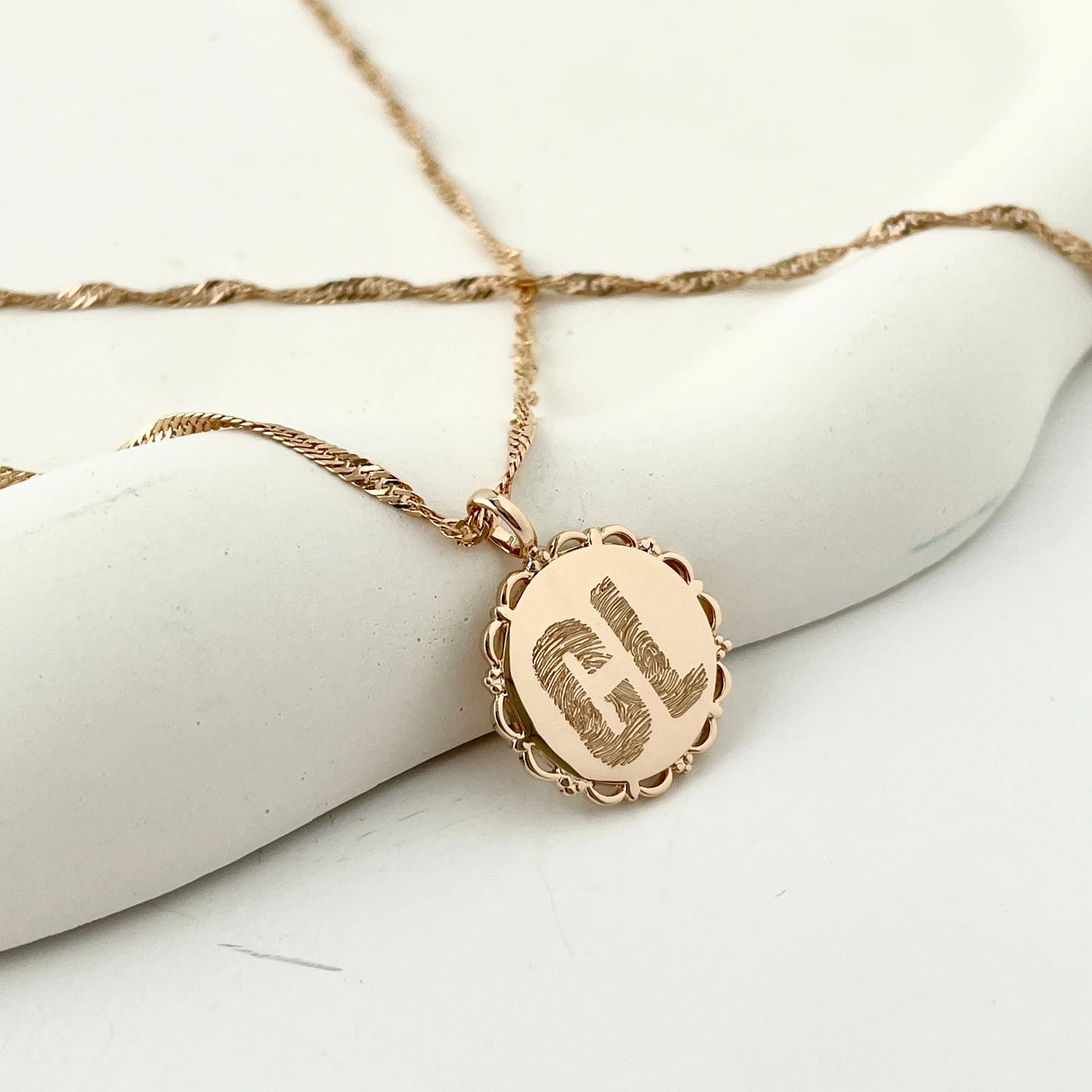 La Médaille Dentelée - Empreinte Digitale Lettre