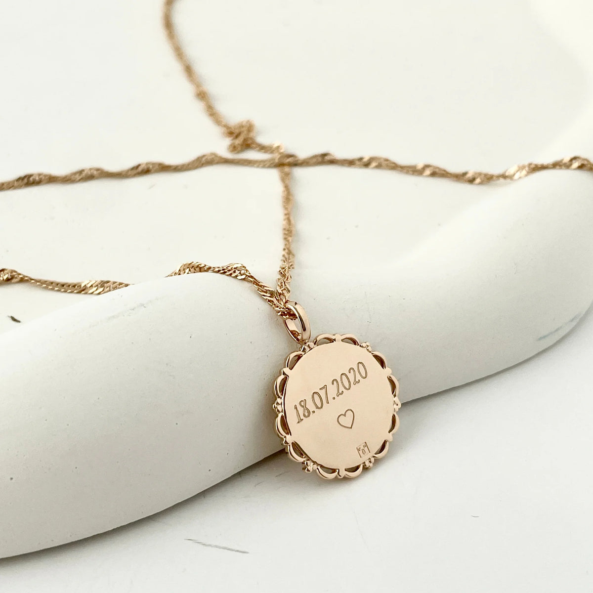 Le Collier Dentelé - Empreinte Digitale Lettre