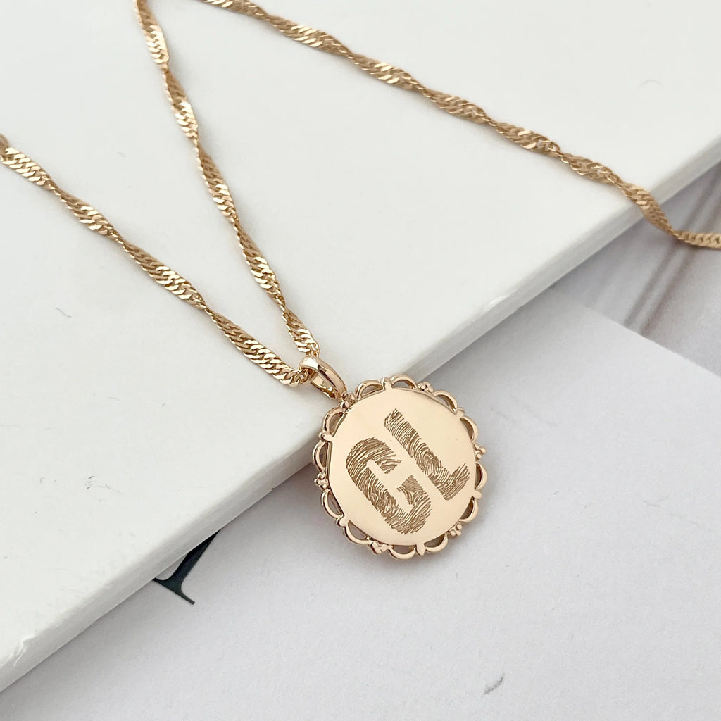 La Médaille Dentelée - Empreinte Digitale Lettre