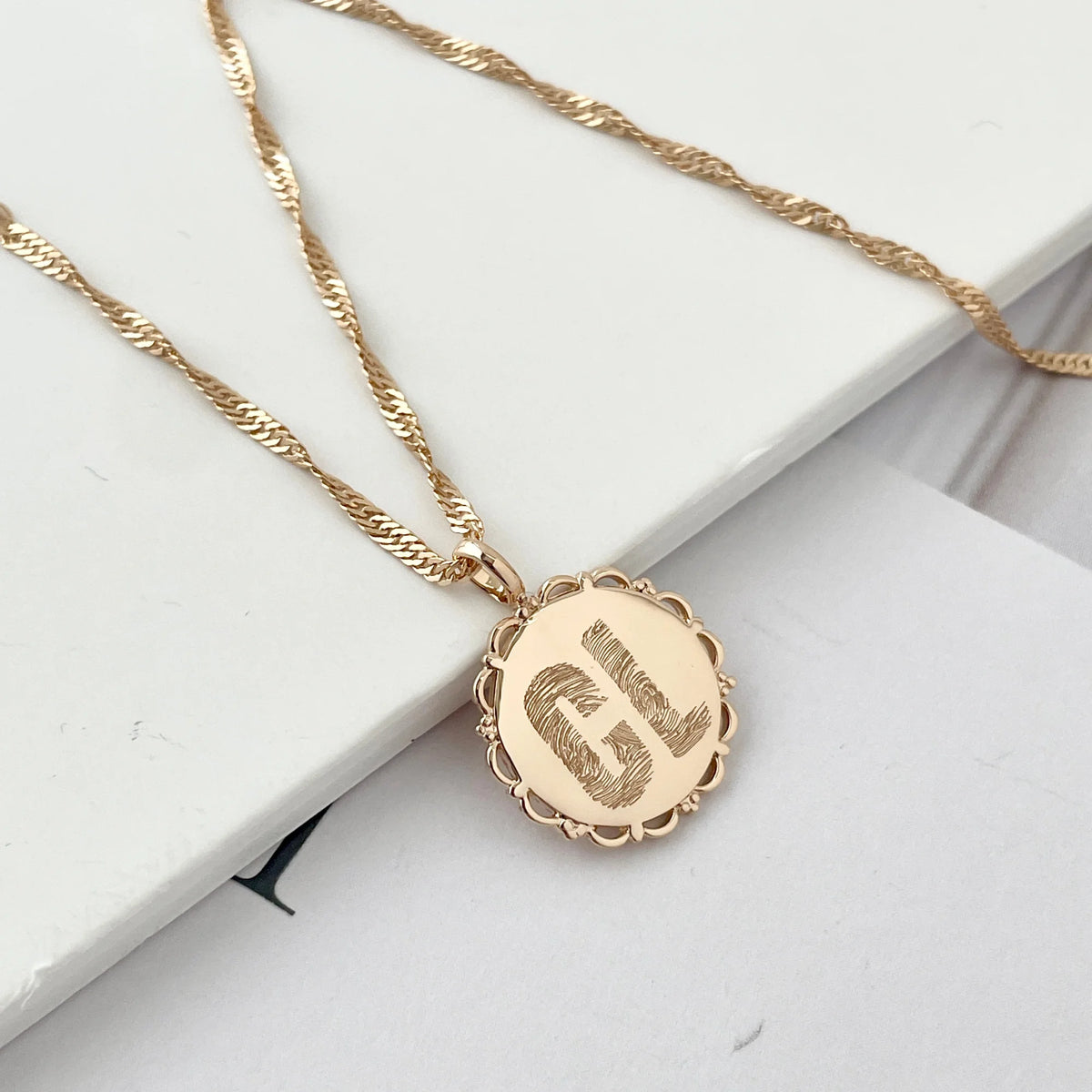 Le Collier Dentelé - Empreinte Digitale Lettre