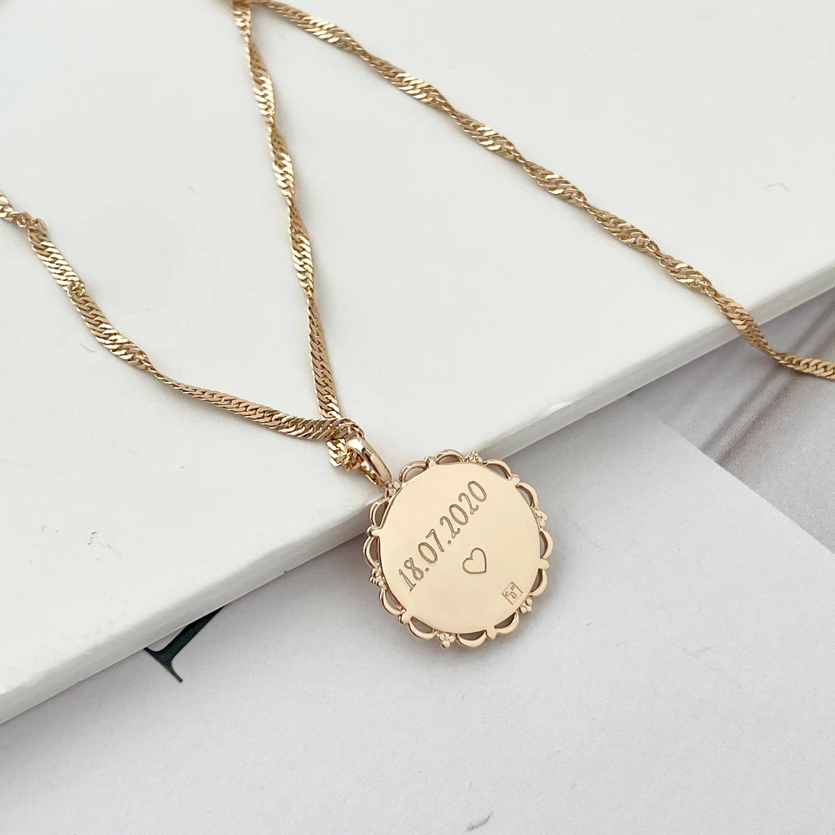 Le Collier Dentelé - 2 Empreintes