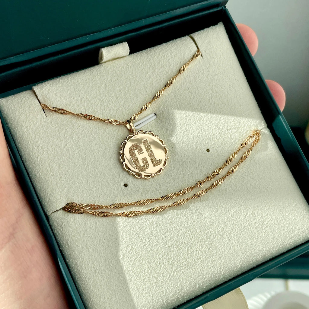 La Médaille Dentelée - Empreinte Digitale Lettre