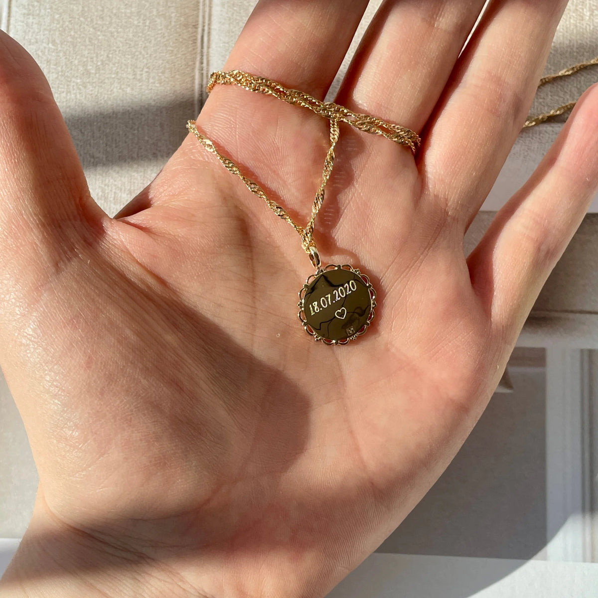 Le Collier Dentelé - Empreinte Digitale Lettre