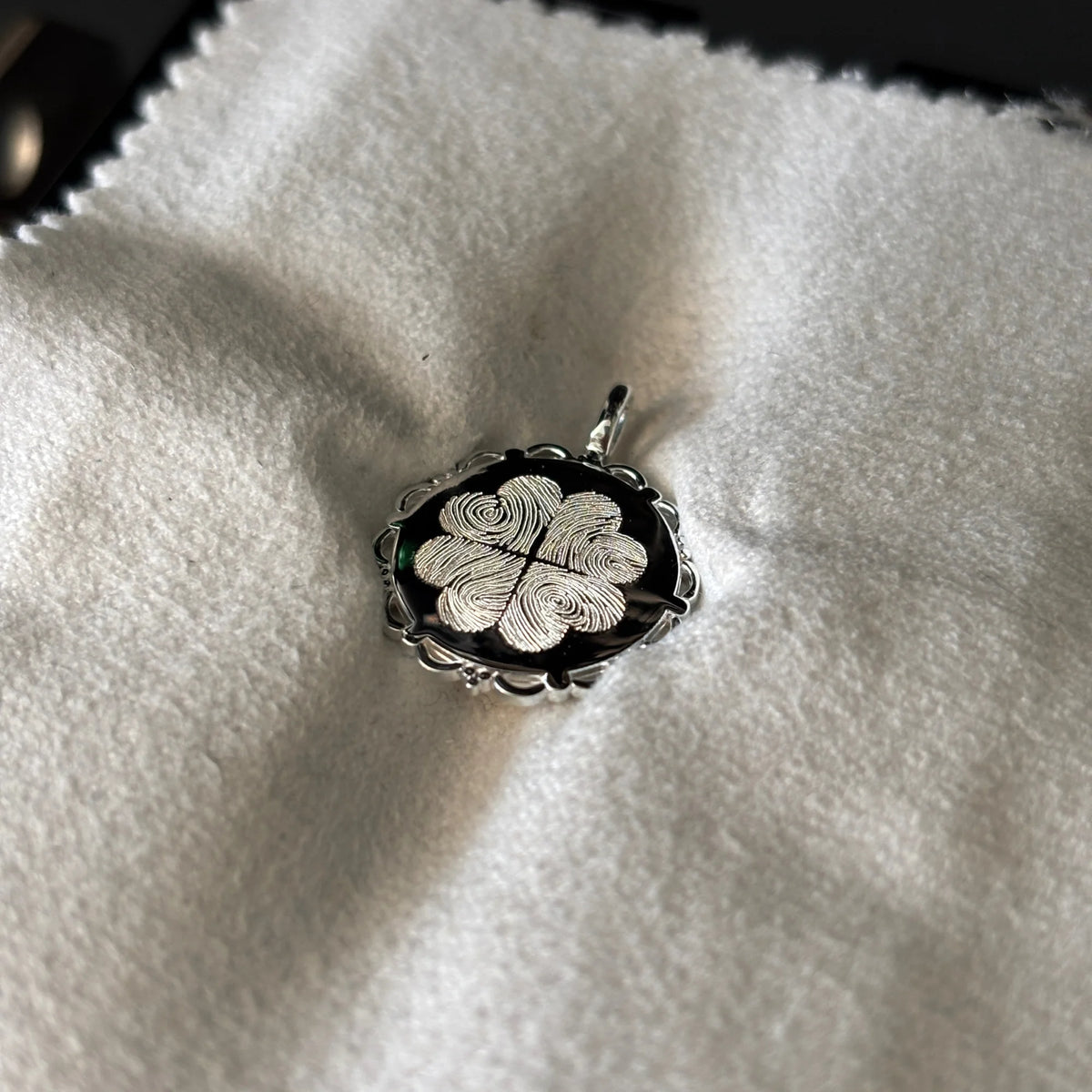 La Médaille Dentelée - 4 Empreintes Digitales Coeur